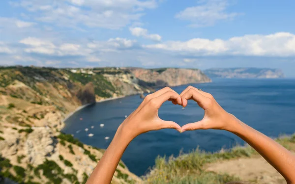 Manos Una Niña Forma Corazón Sobre Fondo Las Montañas Mar — Foto de Stock