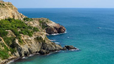 Güneşli bir günde güzel bir kayalık kıyı ve deniz manzarası..