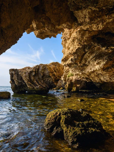 Een Prachtige Grote Grot Met Uitzicht Rotsen Zee Verticaal Landschap — Stockfoto