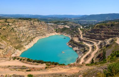 Romantik mavi kalp şeklindeki göl. Güzel dağ manzarası