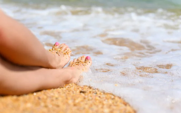 Pieds Féminins Sur Plage Dans Mousse Mer Pendant Surf Fille — Photo