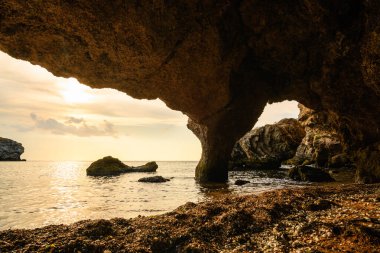 Kırım 'daki büyük karanlık bir mağaradan güzel ve denizin manzarası..