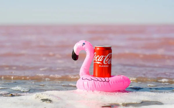 Evpatoria Crimea Julio 2021 Una Lata Coca Cola Levanta Sobre — Foto de Stock