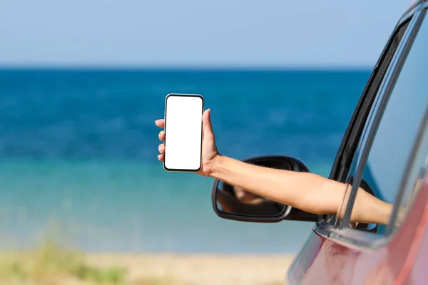 Smartphone Com Uma Tela Branca Branco Mão Menina Contra Fundo — Fotografia de Stock