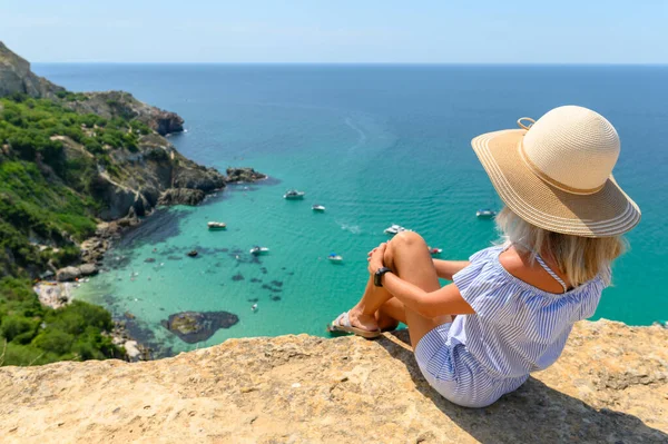 Una Joven Con Sombrero Paja Sienta Borde Acantilado Mira Hermoso — Foto de Stock