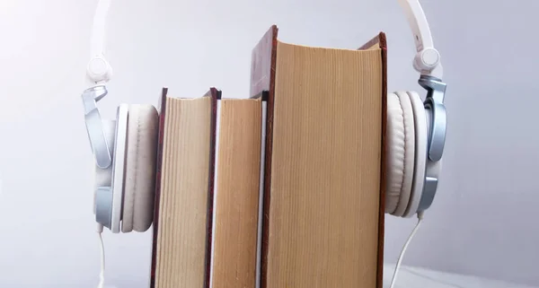 Auriculares Libro Escuchar Educación Objeto —  Fotos de Stock