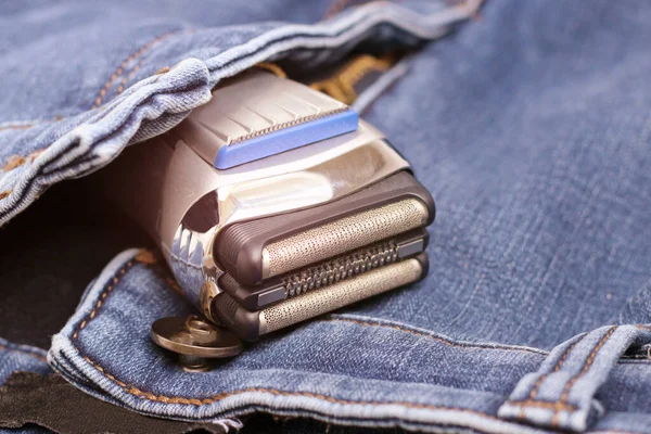 Elektrorasierer Auf Einer Jeans Nah — Stockfoto