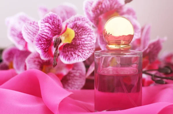 Różowa Orchidea Butelka Perfum Romantyczny Prezent — Zdjęcie stockowe