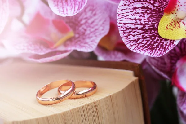 Buquê Flores Rosa Anéis Casamento Livro Tão Perto — Fotografia de Stock