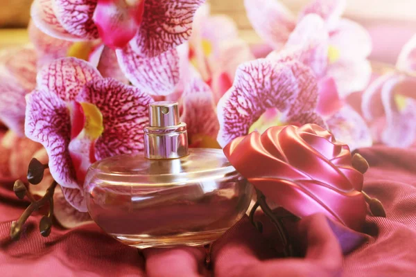 Rosafarbene Orchidee Und Parfümflasche Romantisches Geschenk — Stockfoto