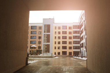 Yeni evin ön cephesindeki kemerden dışarı bak.