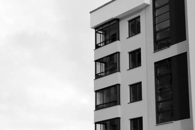 Yeni bir binanın cephesi, modern bir ev.