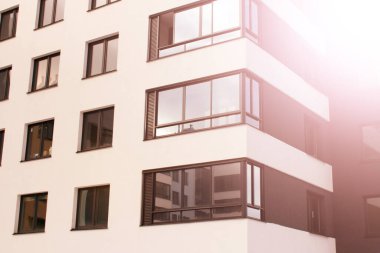 Yeni bir binanın cephesi, modern bir ev.