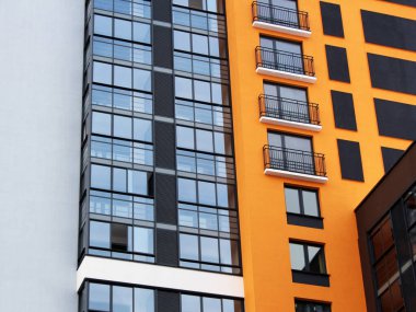 Yeni bir binanın cephesi, modern bir ev.