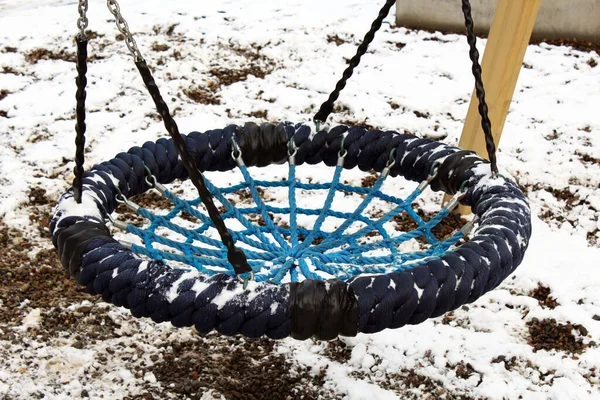 Rund Svart Och Blå Sits För Barn Swing Närbild Vinter — Stockfoto