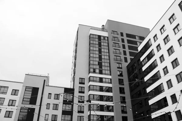 Fachada Novo Edifício Casa Moderna Tão Perto Imagem Preto Branco — Fotografia de Stock