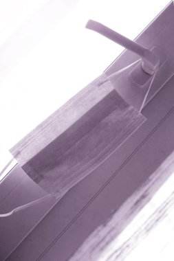 Maske, Coronavirus Covid19 enfeksiyonunu önlemek için kapı koluna çık. Evden çıkmadan önce önleme kavramı.