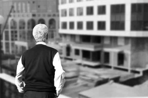 Egy Idős Férfi Egy Építkezést Néz Otthon Kilátás Hátulról Fekete — Stock Fotó
