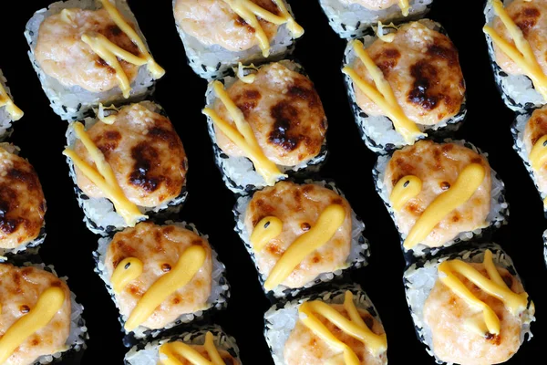 Sushi Łososiem Ogórkiem Czarnym Tle — Zdjęcie stockowe