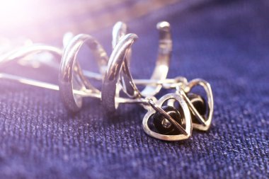 Elmas küpeler kot pantolona çok yakın.