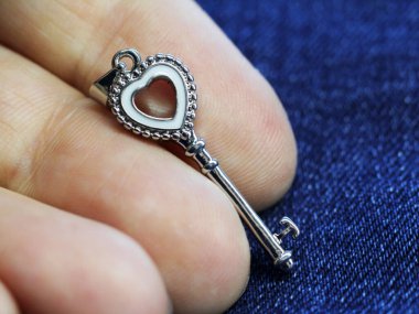 Gümüş kolye çok yakın, makro