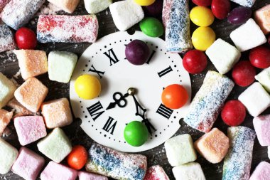 Roma rakamları ile retro saat farklı renkte marmelat, tatlı yemek