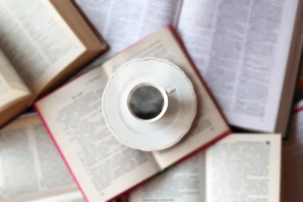 Açık Kitaplarda Bir Fincan Kahve Üst Manzara Retro Görüntü — Stok fotoğraf