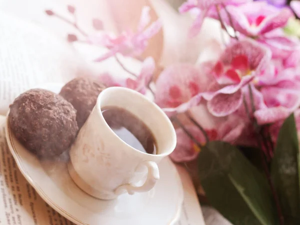 Egy Csésze Kávé Nyitott Könyvekben Rózsaszín Orchidea Romantikus Kép — Stock Fotó