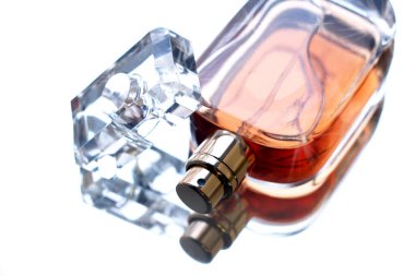 Parfüm şişesine ve ayna yansımasına yakın çekim