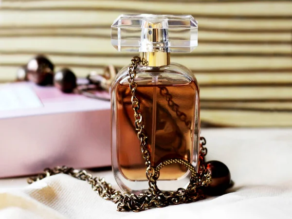 Güzel Bir Şişe Parfüm Kahverengi Boncuklar — Stok fotoğraf