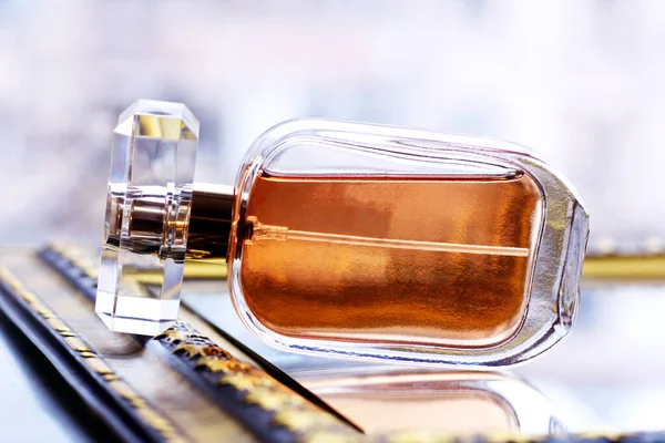 Primer Plano Botella Perfume Reflejo Del Espejo —  Fotos de Stock