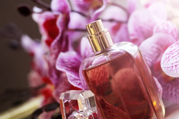 Roze Orchidee Parfumflesje Dichtbij — Stockfoto