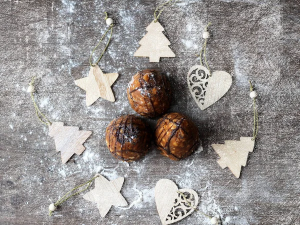 Chocoladetaart Houten Kerstfiguren Bovenaanzicht — Stockfoto