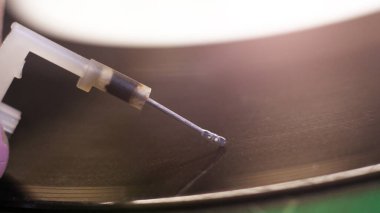 Eski moda müzik çalar ve vinil makro müzik nesneleri için iğne