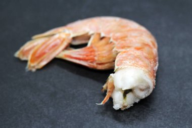 Siyah arka planda taze donmuş langoustines, yiyecek.