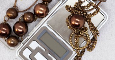 Kadınların uzun boncukları çok yakın.