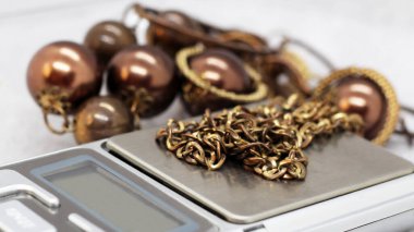 Kadınların uzun boncukları çok yakın.