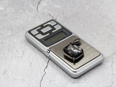 Terazide Gemstone kolyesi, gri arkaplan