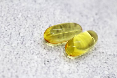 Balık yağı kapsülleri çok yakın.