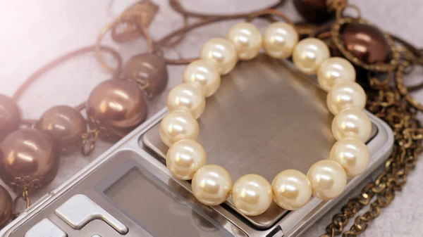 Pulsera Perlas Para Mujer Balanzas Moda Estilo — Foto de Stock