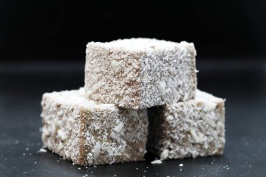 Siyah arkaplanda Türk Lokumu (Lokum), renkli gıda