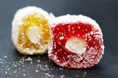 Siyah zemin üzerinde kırmızı ve sarı Türk Lokum Lezzeti (Lokum), renkli gıda