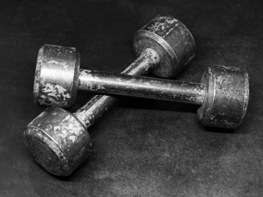 Siyah arka planda paslı bir dambıl, çok yakın.