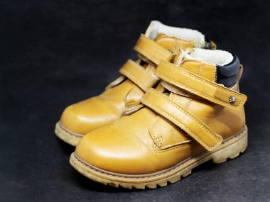 Siyah arka plandaki çocuklar için bir çift orangutan ayakkabısı, moda