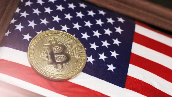 BITCOIN (BTC) kripto para birimi; Amerika Birleşik Devletleri bayrağının arka planında para bitcoin (USA)