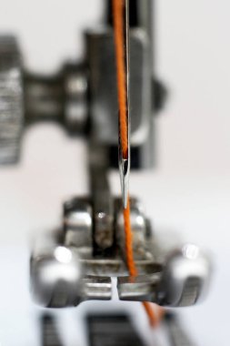 Dikiş makinesi ve turuncu iplik, makro nesne