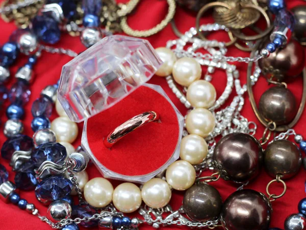 赤い宝石箱 女性の宝石類のセットで結婚指輪 トップ表示 — ストック写真