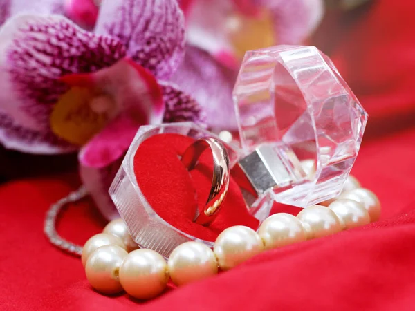 Golden Wedding Ring Glass Box Orchid Background Love Happy 图库图片