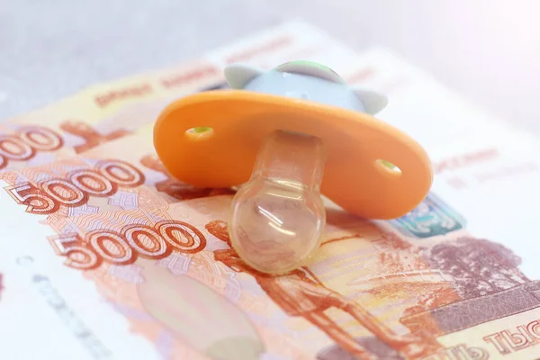 Bir bebek emziği ve beş bin ruble, çocuk için para. Nakit.
