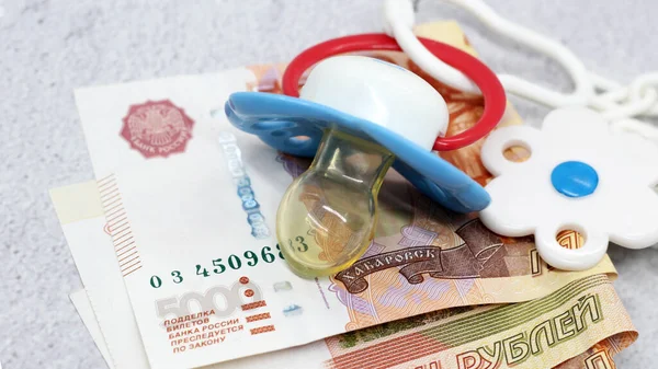 Bir bebek emziği ve beş bin ruble, çocuk için para. Nakit.